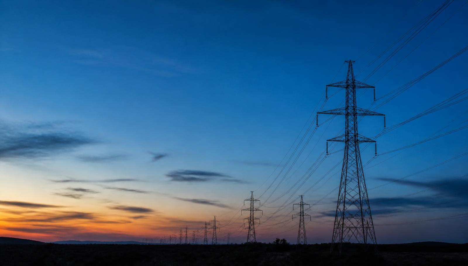 Hochspannungsleitungen in der Abenddämmerung